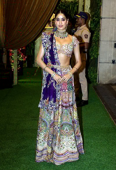 மெஹந்தி விழாவில் பிரபலங்கள் - புகைப்படங்கள்